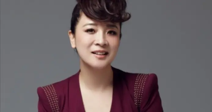 她是国家一级女演员，多次给坐轮椅丈夫戴绿帽，丈夫仍不离不弃