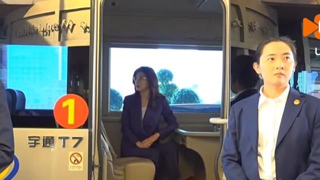 金瓯一统：郑丽文蓝色西装亮相人民大会堂