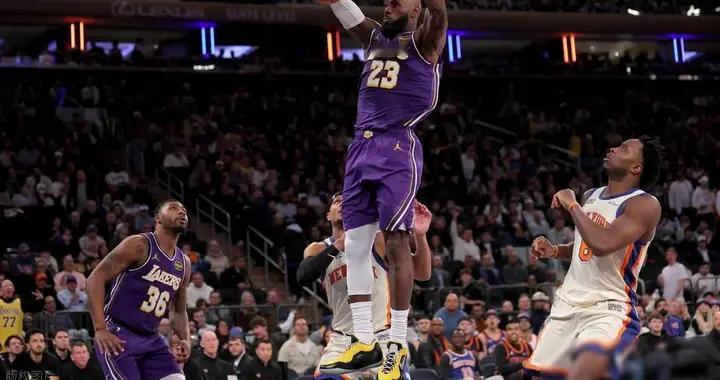 尼克斯12分大胜湖人，东契约空砍30+15+8，詹姆斯空刷4个历史第一