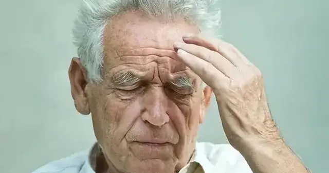 散步时出现这 4 种情况，可能是高血压在 “报警”！很多人中招了