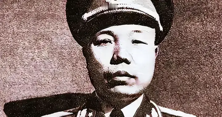 58年，萧华失散的亲妹妹被找到，一见面萧华喜极而泣：你长得好熊