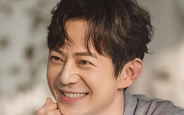 无妻无子、身价过亿，公认好脾气、高情商的何炅，现在怎么样了？