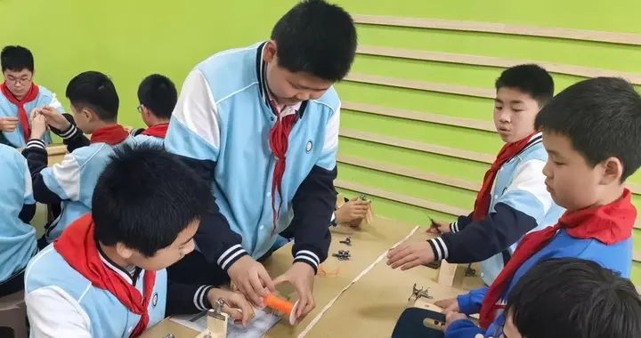 大变:学生开启动手课让创新“飞”起来，托起未来强国梦。