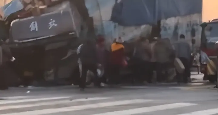 鹿邑县 货车出事被哄抢，老人组团搬货，车主嘶吼无人管求公道