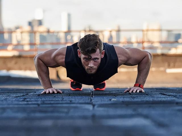 四五十岁的男性做俯卧撑，一次坚持多少个，算身体好？来看看吧