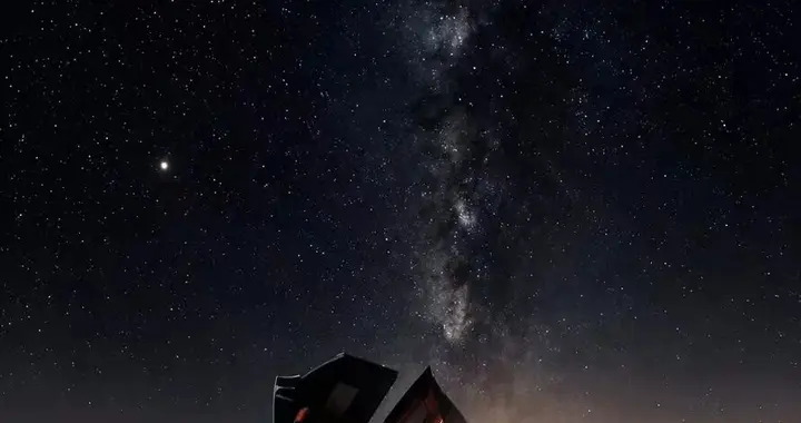 能贴墙还能短暂飞行！特斯拉Roadster SpaceX套件版，零百加...