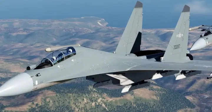 歼-16领衔三机同框！有人无人混编组网，空军体系作战再上新台阶