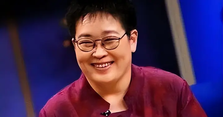她被嘲央视最丑女主持，巅峰时提辞职只拿低保，今61岁与小狗为伴
