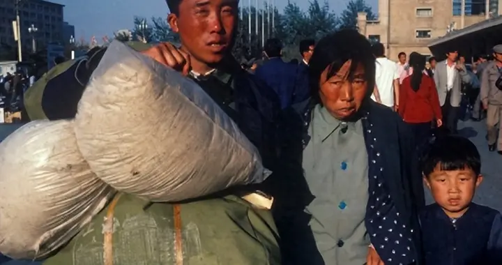 父母冒雪去大伯家借粮遭拒，母亲哭了一路，三叔听后上门送粮