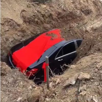 花儿朵朵1992：东北富豪陪葬百万奔驰车