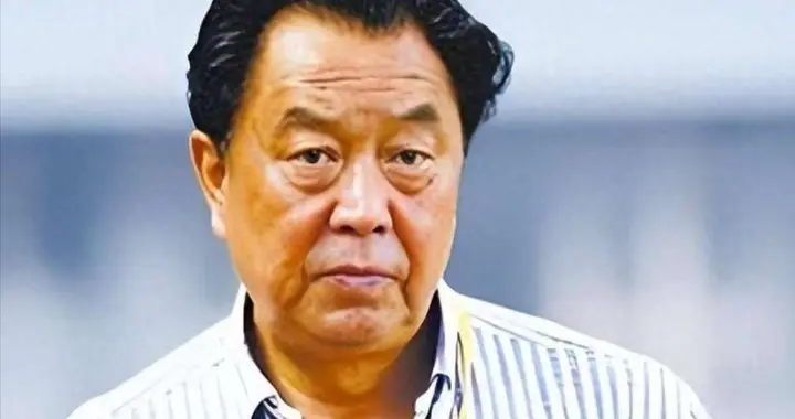 他是国足名宿，早已去世18年，离婚近50年未再娶，晚年有女儿陪伴