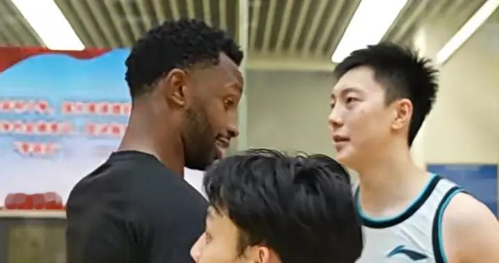 我们现在是一伙的啦！弗格一来就表忠心，胡明轩徐杰也给予回应