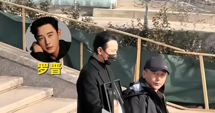 谣言不攻自破！唐嫣和婆婆并排同行，罗晋一个劲回头看媳妇