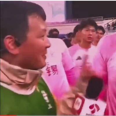 东吴微笑：无锡队的这位工作人员啥情况啊？