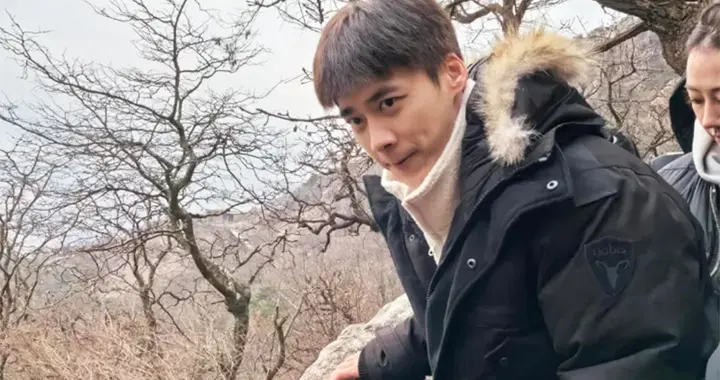 李易峰出游状态不错，五官清秀显年轻，还有复出希望吗？