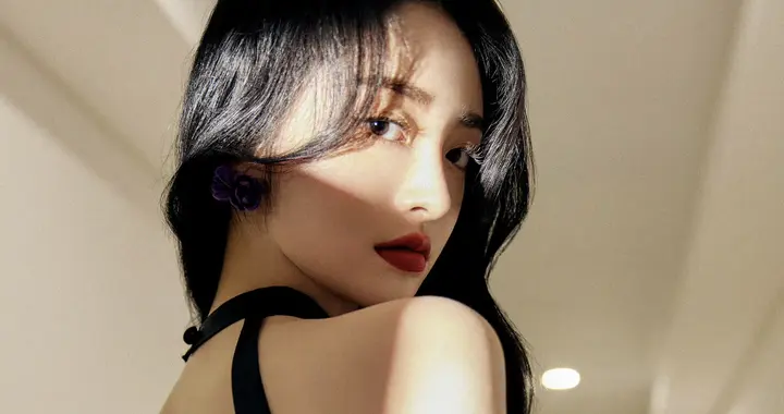 周洁琼，身穿黑色露背裙，美丽动人