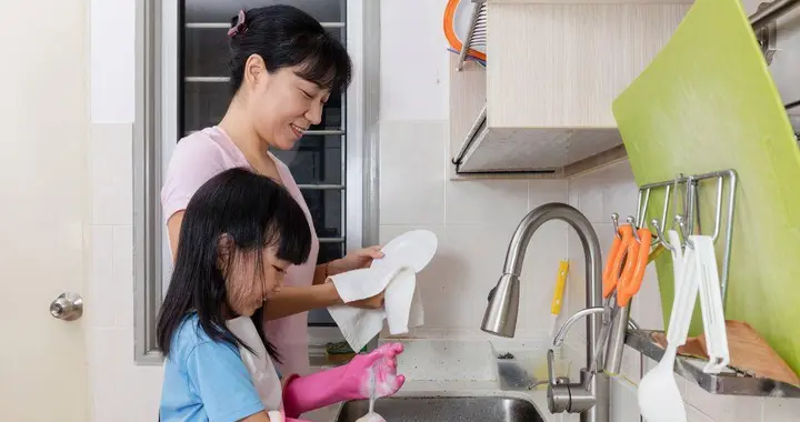 别小看孩子做家务，它是成长过程中的“隐形课堂”，家长多鼓励
