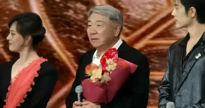 众星捧月！获得终身成就奖的郑晓龙再一次让人看到他的江湖地位