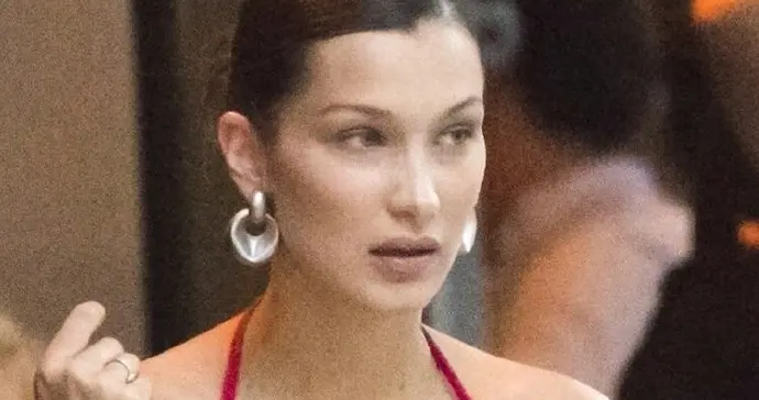 Bella hadid和红色的适配度超高 ​​​