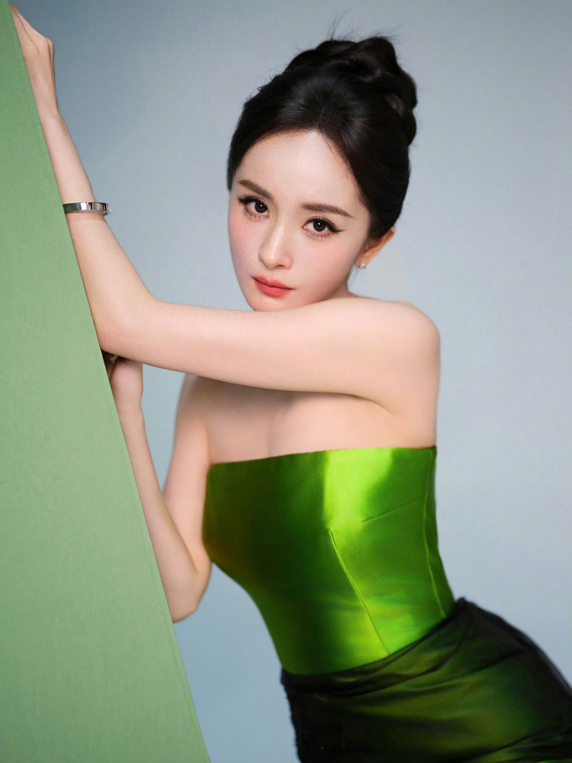 杨幂绿色抹胸礼服造型，东方韵味与现代时尚完美融合