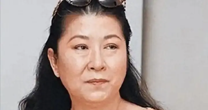 曾和王菲齐名，却被亲生母亲毁掉一生，如今67岁晚年凄凉终身未婚