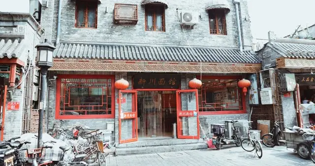 在北京西城繁华的闹市深处，有一条闻名遐迩的胡同名为护国寺街。