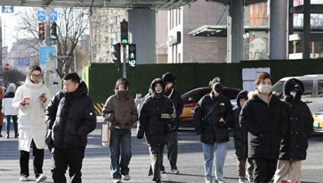 蛇年迎来首场大风寒潮天气北京街头行人“全副武装”