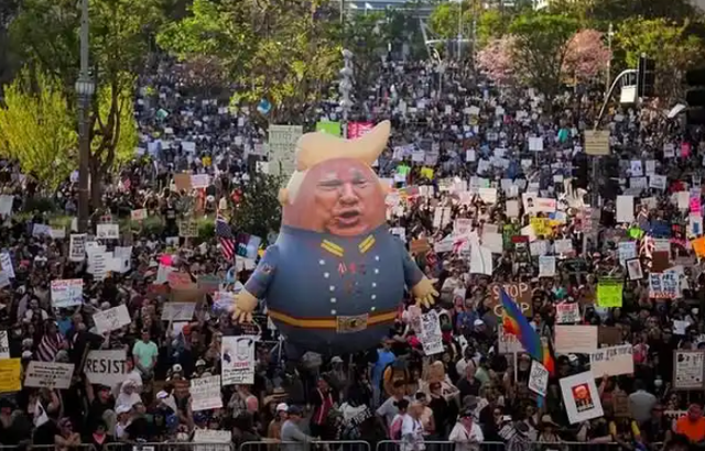 中方反制后不到24小时，美局势开始失控，50万人上街示威，超市抢购风潮再现