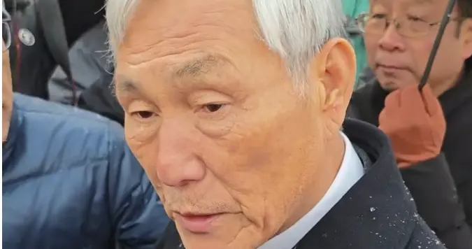 聂卫平葬礼：长子捧遗照，韩国棋手曹薰铉冒大雪专程来送行