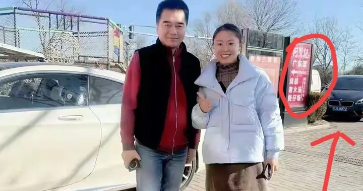 疑许亚军被偶遇穿红卫衣黑马甲状态好 何晴生前1句话许亚军被吐槽