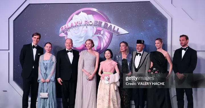 摩纳哥王室玫瑰舞会！夏琳王妃斗篷丝光裙美翻，戴妃侄女也好惊艳