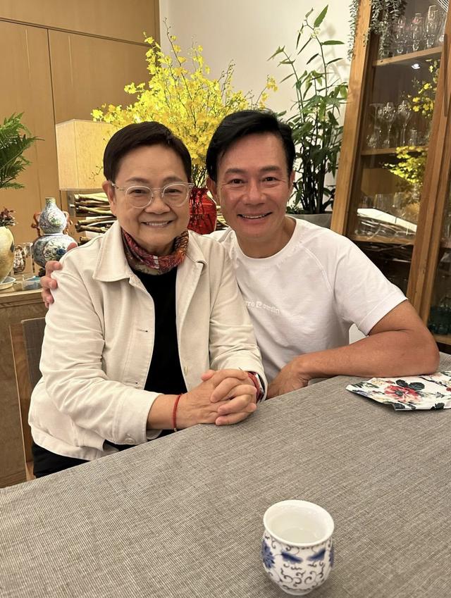 62岁张兆辉搬新家，复式豪宅摆满古董名酒，与友人吃饭喝酒好热闹