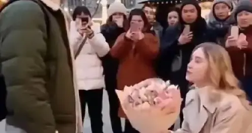 俄罗斯姑娘街头向中国小伙求婚：不要彩礼，只想一起打拼！