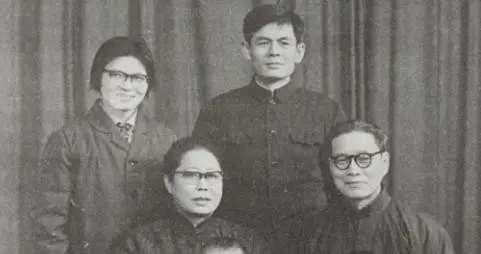 粟燕萍与前夫沈醉见面前，对丈夫说：他可能扇我耳光，你不要回手