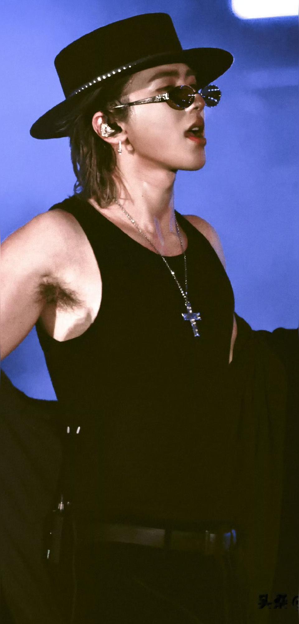 2025年蔡徐坤的音乐节舞台堪称现象级。洛杉矶HITC音乐节上，他以《...