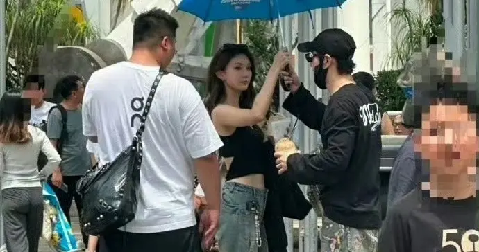 黄晓明带新女伴国外度假！牵手打伞很亲密，女方整容脸、蜂腰翘臀