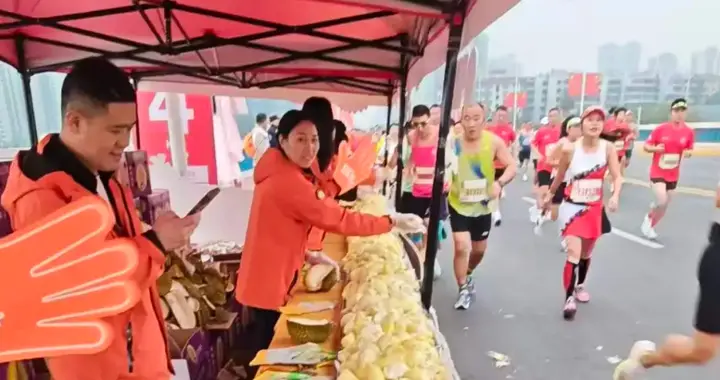 襄阳马拉松现榴莲补给，有参赛者坐在路边品尝，赞助商：花费8万多，700...