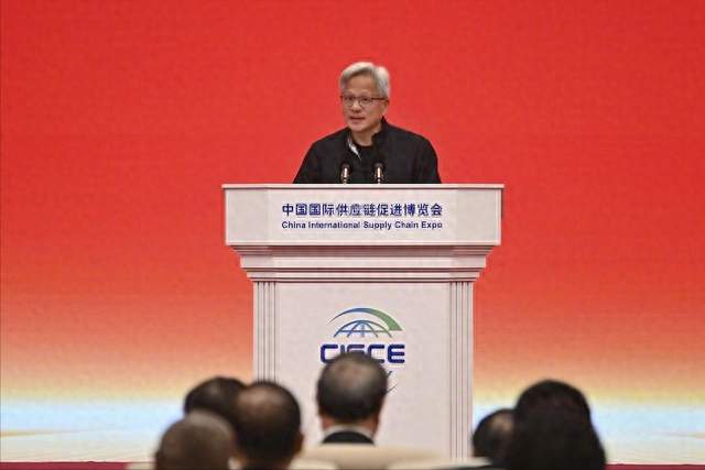 华为再出 “狠招”， 压箱“法宝” 终揭晓！黄仁勋称其AI芯片很强大