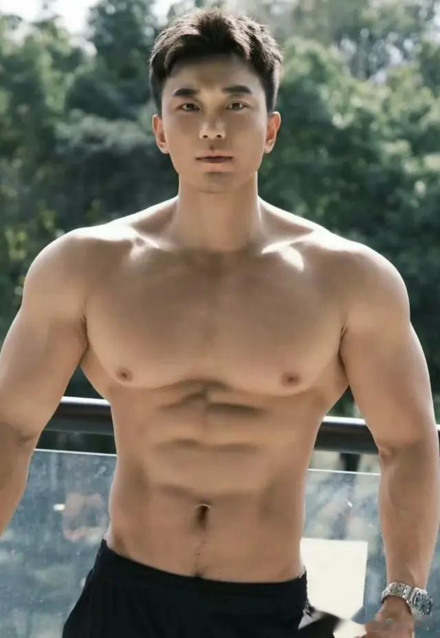 爱健身的小哥展示自己的完美身材