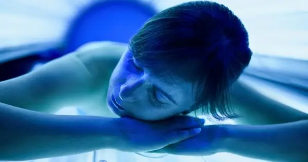 科学家揭示，日光浴床如何从加速皮肤老化