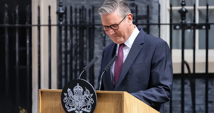 斯塔默狼狈下台，两年，他到底干了什么？英国首相位子成消耗品
