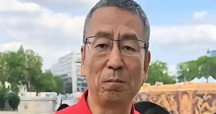 “央视一哥”白岩松被病痛折磨，曾多次想不开，56岁白发满头