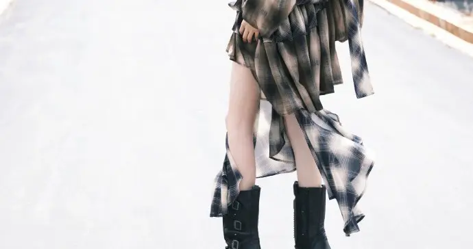 杨超越脚踩筒靴高跟写真，直接踩到人心巴上了