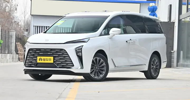 别克新款 GL8 陆尊燃油版：内饰舒适与空间表现深度解析