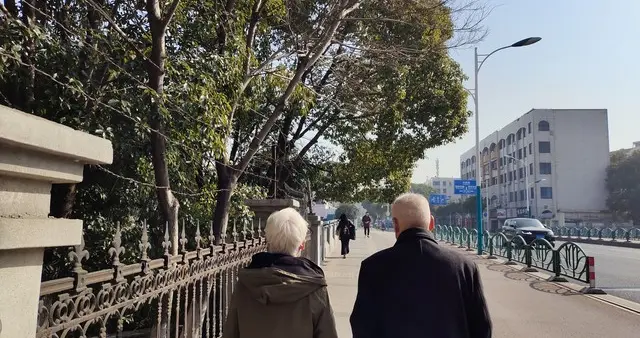 思考结束偶遇56岁任程伟卖房：满头白发像路人，夫妻俩活得太真实