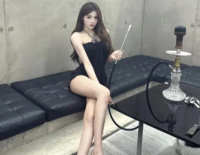 超chill的shisha宝地🌫️速来，抹胸搭配紧身短裤超绝。