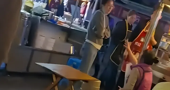 重庆摊主被逼下跪后续：校方发通告，知情人爆料，女生作弊没啥事