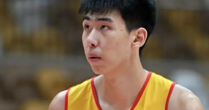 男篮最终十二人名单，内线两人竞争一位置，徐杰因伤恐先退出