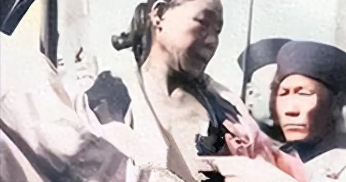 1904年，王维勤被凌迟处死前的留影，五花大绑，面向人群一脸绝望