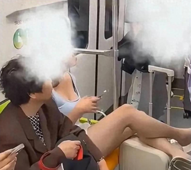 上海地铁踢裆风波后，性感女子身份细节遭网友大起底